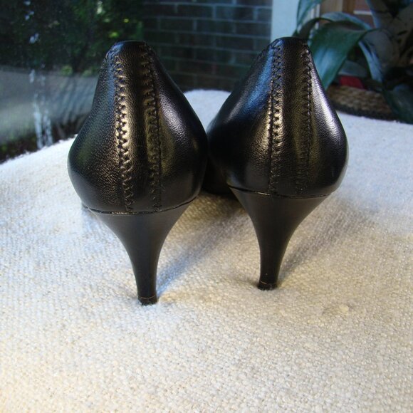Tahari NWOT black cushion insole leather medium kitten heel pointy toe pumps S 6 - Picture 3 of 6